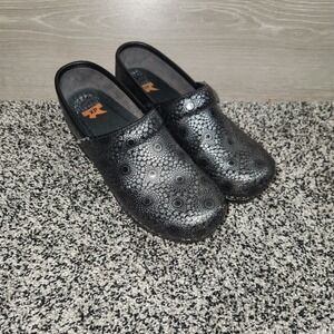 Dansko Pro XP Clogs Black Silver Medallion Embossed Leather Comfort Sz 8 Eur 38